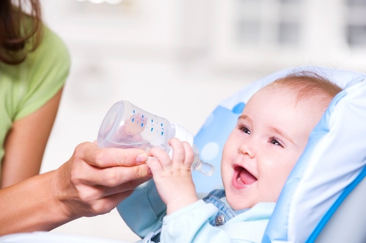 Việc cho trẻ sơ sinh uống nước ảnh hưởng như thế nào?
