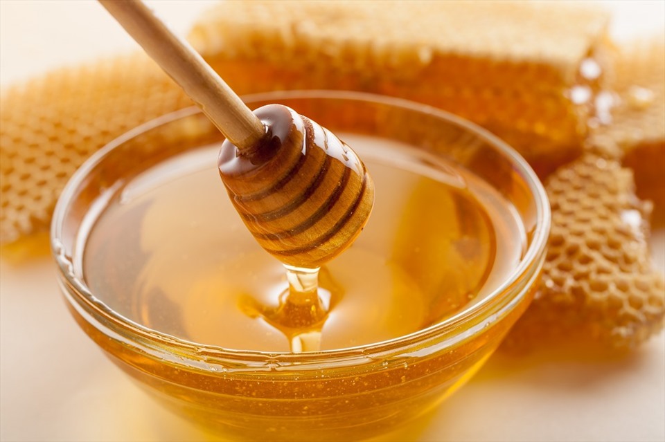 Dùng mật ong bôi lên môi sẽ làm mờ thâm hiệu quả