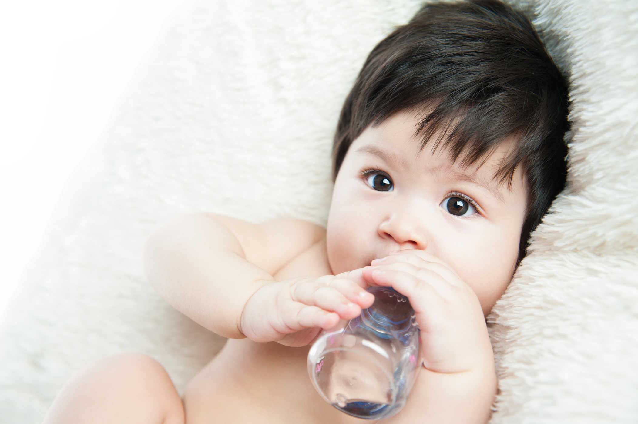 Khi uống nước thì trẻ có ảnh hưởng gì không?